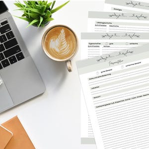 Könnte beinhalten: Ein Satz druckbarer Planerseiten mit grauem Hintergrund und schwarzem Text. Die Seiten beinhalten Abschnitte für "Sonstiges", "Lernangebote", "Eigenschaften", "gute Beispiele" und "schlechtes Beispiel".