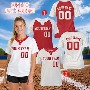 Può includere: Una maglia da baseball bianca e rossa con scollo henley abbottonato. La parte anteriore presenta il testo YOUR TEAM e il numero 00 in rosso. Il retro mostra YOUR NAME e il numero 00. Il testo CUSTOM ANY REQUEST è visibile nell'immagine.