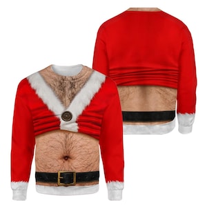 Op de afbeelding: Een sweatshirt met lange mouwen voorzien van een fotorealistische print van een behaarde romp met navel, bedekt met een rode kerstmanjas-afbeelding inclusief witte imitatiebontrand, een bruine knoop en een zwarte riem met een gouden gesp.
