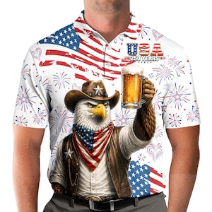 Peut inclure: Polo blanc avec un motif patriotique repr&eacute;sentant un aigle portant un chapeau de cowboy, tenant une chope de bi&egrave;re. Le t-shirt porte un motif USA 250 YEARS, un drapeau am&eacute;ricain et des feux d'artifice.