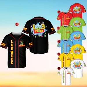 Op de afbeelding: Een verzameling honkbalshirts in diverse kleuren, waaronder zwart, rood, groen, blauw, geel en wit. Elk shirt toont de tekst "LAB WEEK" en "LAB STORY" met een wetenschappelijk thema. De shirts hebben contrasterende kleuraccenten en mouwnummers.