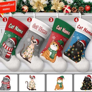 Può includere: Quattro calze natalizie personalizzate con illustrazioni di gatti. Ogni calza presenta un diverso design di gatto, tra cui un tabby grigio, uno Sphynx, un tabby arancione e un gatto nero, tutti con accessori festivi.