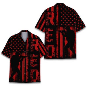 Könnte beinhalten: Rotes und schwarzes Hemd mit Knöpfen und einem verwitterten Design der amerikanischen Flagge. Das Hemd zeigt eine Silhouette eines Soldaten, der ein Gewehr anvisiert, mit den Worten "Remember Everyone Deployed" vertikal gedruckt.