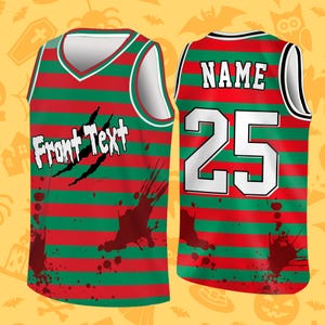 Peut inclure: Un maillot de basket-ball à rayures rouges et vertes avec le texte "Front Text" à l'avant et "NAME 25" à l'arrière. Le maillot a un col et des emmanchures blancs, avec des griffes noires et des éclaboussures de sang.