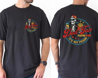 Può includere: T-shirt nera con grafica sul davanti e sul retro. La grafica presenta uno scheletro con cappello e occhiali da sole, che tiene in mano una bevanda e patatine fritte, con le parole "Dad Tax" e "Making Sure It's Not Poison."