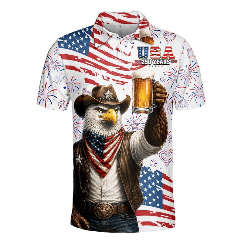 Peut inclure: Polo blanc avec un motif patriotique. Il pr&eacute;sente un aigle portant un chapeau de cowboy tenant une bi&egrave;re et un drapeau am&eacute;ricain. Le t-shirt comprend le texte "USA 250 YEARS" et des feux d'artifice.