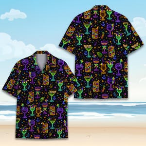 Może przedstawiać: Dwie koszule z krótkim rękawem zapinane na guziki z czarnym tłem i neonowym wzorem koktajli. Koszule mają różne szklanki do koktajli, napoje i elementy związane z Mardi Gras w neonowej zieleni, fioletu, żółci i pomarańczy.
