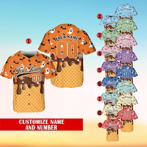 Peut inclure: Maillot de baseball orange et marron avec un motif de gaufre, du chocolat dégoulinant et le texte "Your Team" et "00". Le maillot a des chauves-souris et des fantômes, parfait pour Halloween. L'image montre également d'autres maillots de différentes couleurs.