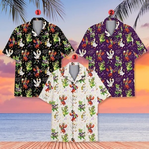 Peut inclure: Trois chemises à manches courtes boutonnées avec un motif festif. Les chemises présentent un motif répété d'alligators, de homards et d'oies de dessins animés en costumes colorés sur des fonds noirs, violets et blancs. Les chemises ont un col classique.