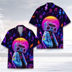 Könnte beinhalten: Kurzärmeliges Hemd mit Retro-Design. Das Hemd zeigt eine Person mit einem Ghettoblaster-Kopf, die eine Jeansjacke trägt, vor einer Stadtlandschaft und einem Neon-Sonnenuntergang. Noten und Blitze sind auf dem dunklen Hintergrund verstreut.