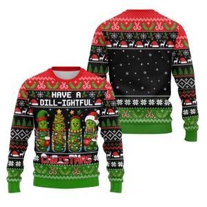 Peut inclure: Un pull à manches longues avec un motif festif noir, rouge et vert portant l'inscription "HAVE A DILL-IGHTFUL CHRISTMAS". Le design présente quatre cornichons de dessin animé dans des bocaux en verre décorés d'objets festifs.