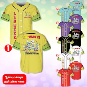 Pode incluir: Uma camisa de beisebol amarela com detalhes verdes e brancos, com o texto "LAB WEEK '26" e um design com tema científico. A parte de trás da camisa tem o texto "GOING TO INFINITY & BEYOND FOR PATIENTS".
