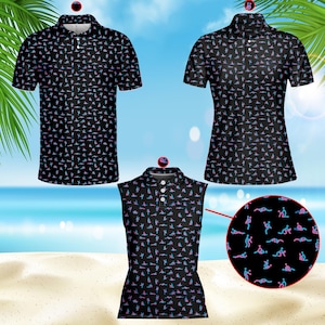 Könnte beinhalten: Drei schwarze Poloshirts mit einem sich wiederholenden Muster aus kleinen, stilisierten Figuren in Blau und Rosa. Die Hemden werden vor einem Strandhintergrund mit Palmenblättern und blauem Himmel gezeigt. Ein Hemd ist ärmellos.