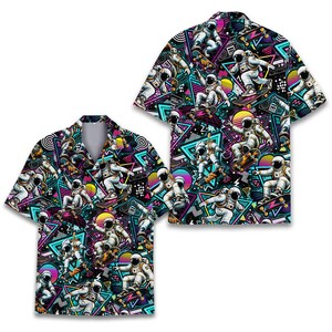 Puede incluir: Una camisa de manga corta con botones que presenta un patrón repetitivo de astronautas montando monopatines sobre un fondo negro con formas geométricas de neón, incluyendo triángulos, círculos y líneas en tonos rosa, azul y amarillo.