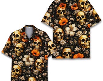 Peut inclure: Chemise à manches courtes avec un motif répété de crânes dorés, de fleurs orange et de fleurs blanches sur fond noir. La chemise a un col classique et une coupe décontractée.