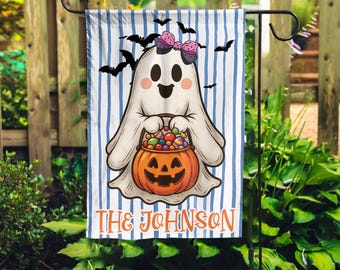 カスタムファミリーネームゴーストガーデンフラッグ、かわいいハロウィンパンプキンヤードバナー、秋の屋外不気味な装飾、ポーチ用お化け屋敷ウェルカムサイン