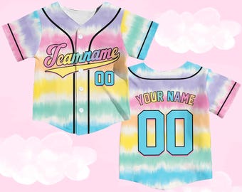 Custom tie-dye honkbaltrui, pastel softbalshirt, gepersonaliseerde teamnaam jersey, leuk kleurverloop sportuniform, esthetisch honkbalcadeau