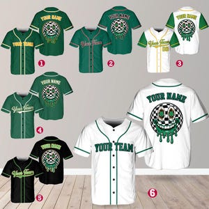 Pode incluir: Seis camisolas de beisebol diferentes com um design de cara sorridente quadriculada verde, branca e preta. As camisolas têm o texto "Your Name" e "Your Team".