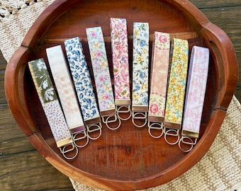 Keychain Wristlet ~ Key Fob Wristlet ~ Fabric Wristlet Keychain ~ Floral Wristlet ~ Keychain ~ Handmade ~ Gift Idea
