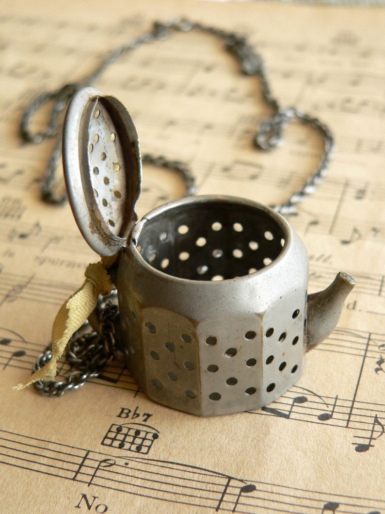 Little Teapot. vintage necklace image 3
