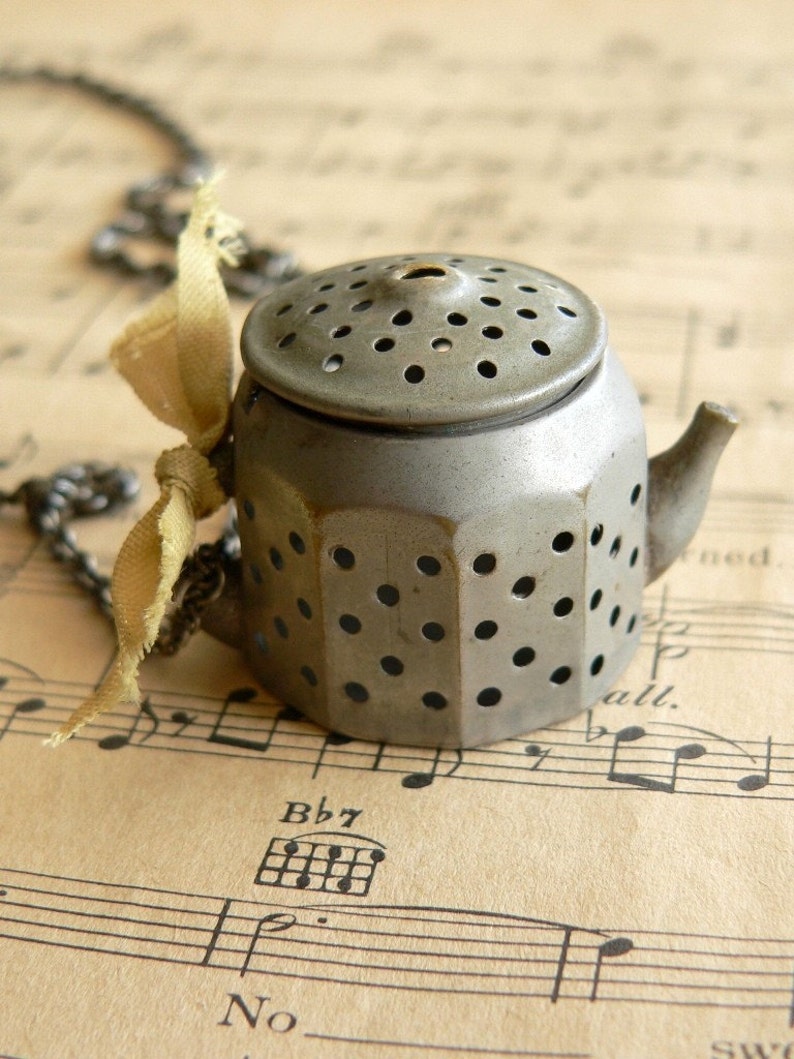 Little Teapot. vintage necklace image 2