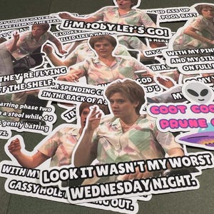 Könnte beinhalten: Eine Sammlung bunter Sticker mit humorvollem Text und Bildern. Die Sticker zeigen Sätze wie "Ich bin Toby, lass uns gehen!" und "Mit meiner rosa Tasche und meiner stinkenden Rakete in voller Pracht." Die Sticker sind auf weißem Papier mit schwarzem Text und bunten Bildern gedruckt.