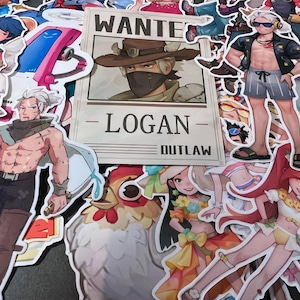 Puede incluir: Una colección de pegatinas coloridas con varios personajes y diseños. Las pegatinas incluyen un gallo, una mujer con una corona de flores, un hombre con un pañuelo y un cartel de se busca con el texto "WANTED - LOGAN - OUTLAW".