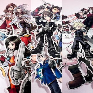 Puede incluir: Una colección de pegatinas coloridas de estilo anime con varios personajes. Las pegatinas muestran ilustraciones detalladas con colores vibrantes, que representan figuras en poses de acción, con espadas y otros accesorios. El tema general es la fantasía y la aventura.