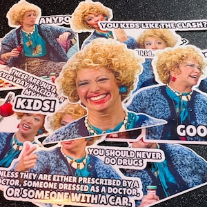 Może przedstawiać: Zestaw wykrojonych naklejek przedstawiających kobietę z kręconymi blond włosami, ubraną w niebieski sweter i turkusową biżuterię. Naklejki zawierają różne cytaty, w tym "You kids like the Clash?" i "Good Kid."
