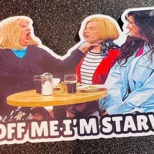 Può includere: Un adesivo raffigurante una scena con tre persone a tavola. Una persona urla, un'altra viene strangolata e la terza osserva. Il testo "LAY OFF ME I'M STARVING" è in basso.