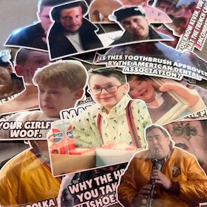 Może przedstawiać: Kolekcja naklejek z postaciami i cytatami z filmu "Kevin sam w domu". Naklejki zawierają wizerunki Kevina McCallistera, innych postaci oraz frazy takie jak "Buzz your girlfriend, woof!" i "Czy ta szczoteczka do zębów jest zatwierdzona przez American Dental Association?"