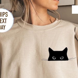 Black Cat Sweatshirt Cute Cat Lover Crewneck for Women Unisex Cozy Pullover Peeking Cat Graphic Cat Mom Gift Fall Winter Soft Casual Top zdjęcie 1