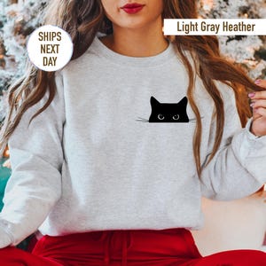 Black Cat Sweatshirt Cute Cat Lover Crewneck for Women Unisex Cozy Pullover Peeking Cat Graphic Cat Mom Gift Fall Winter Soft Casual Top zdjęcie 8