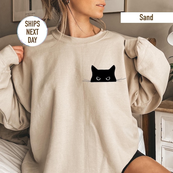 Black Cat Sweatshirt Cute Cat Lover Crewneck for Women Unisex Cozy Pullover Peeking Cat Graphic Cat Mom Gift Fall Winter Soft Casual Top