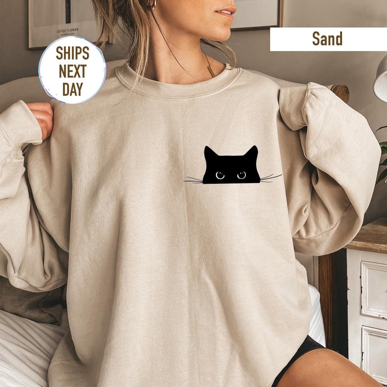 Black Cat Sweatshirt Cute Cat Lover Crewneck for Women Unisex Cozy Pullover Peeking Cat Graphic Cat Mom Gift Fall Winter Soft Casual Top zdjęcie 1