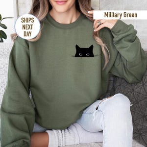 Black Cat Sweatshirt Cute Cat Lover Crewneck for Women Unisex Cozy Pullover Peeking Cat Graphic Cat Mom Gift Fall Winter Soft Casual Top zdjęcie 4