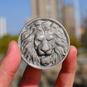 2インチ 天然シルバー オブシディアン ライオンヘッド、クォーツクリスタル、クリスタルスカル、クリスタルギフト、ホームデコレーション、クリスタルヒーリング、ライオンサチュー、オブシディアンスカル