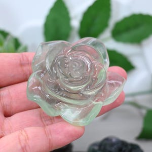 Flor tallada de fluorita natural de 2", curación con cristales, regalo de cristal, cristal tallado, estatua de flor, decoración floral, adorno de cristal, decoración del hogar