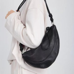 Lammfell Croissant Tasche, Leder Croissant Taschen, Croissant Schultertasche, Leder Sling Bag