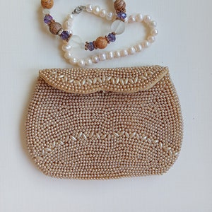 Pequeño bolsito de perlas japonesas, auténtica cosecha de 1950, cartera, antiguo bolso de mano para el cinturón, con su espejo. Buen estado