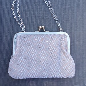 Precioso bolso de mano en perlas metalizadas, cadena, bolso de mano, bolso minaudière, estuche, clutch de metal plateado beige, regalo de mujer