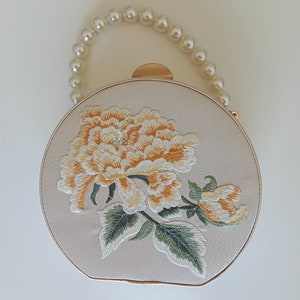 Bolso bordado en oro, cadena de perlas, clutch pequeño, estampado floral, clutch pequeño con perlas y bordados, clutch con pedrería