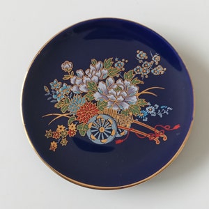 Japanischer Dekoteller, dunkelblaue Goldfarbe, mit Blumenkarrenmotiv, sehr guter Zustand