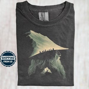 ファンタジー ガンダルフ コンフォートカラー シャツ、ヴィンテージ ウィッチ シャツ、マジカル ムービー グッズ、ウィザード T シャツ、ウィッチ バイブ T シャツ、ファンへのギフト
