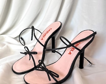 Vintage Carvela Y2K 2000er Jahre Riemchen-Kitten-Heels mit Bändern