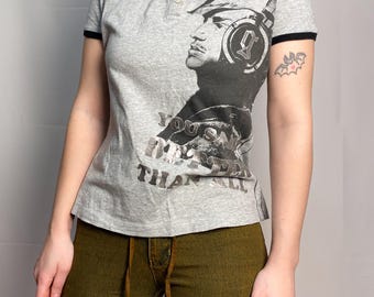 T-shirt vintage John Galliano à imprimé graphique, style rétro rare et luxueux, basique classique des années 90, fabriqué en Italie.