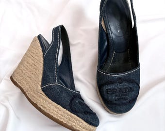 Escarpins à bride arrière PRADA en denim vintage avec broderies
