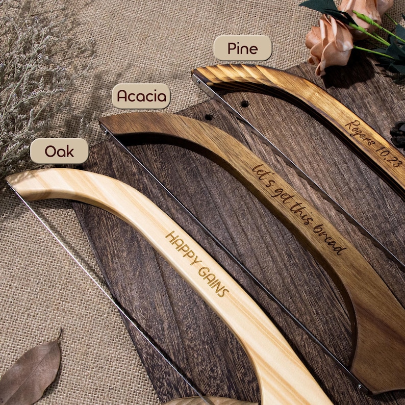 Puede incluir: Tres cuchillos de pan de madera de diferentes tipos de madera: roble, acacia y pino. Los cuchillos est&aacute;n grabados con el texto "Happy Gains", "Let's get this bread" y "Rogers 10.23".