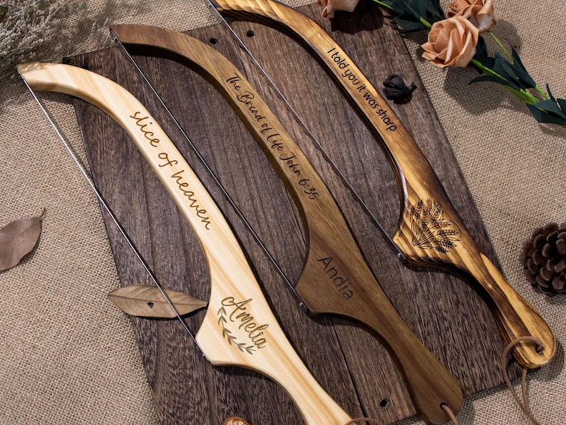 Puede incluir: Tres cuchillos de pan de madera con refranes y nombres grabados. El cuchillo superior dice "Te dije que era afilado". El cuchillo del medio dice "El pan de vida Juan 6:35" y el cuchillo inferior dice "rebanada del cielo".