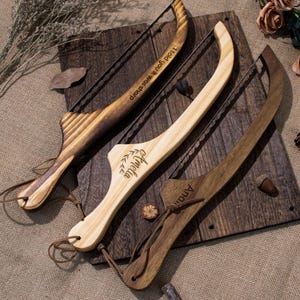 Puede incluir: Tres sierras de arco de madera con grabados personalizados. La sierra superior est&aacute; grabada con "Hold your woes short", la sierra del medio est&aacute; grabada con "Amelia" y la sierra inferior est&aacute; grabada con "Annie".